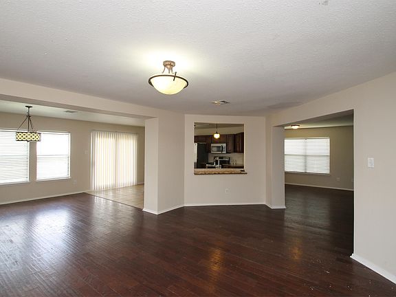 3rd image of 1109 Thorn Creek Pl