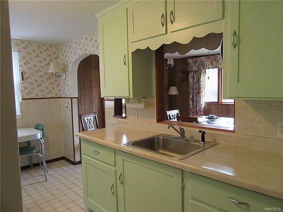 5th image of 404 Southwood Dr