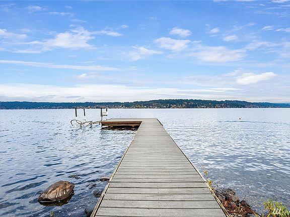 2nd image of 1822 W Lake Sammamish Pkwy SE