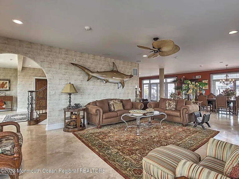 220 Pointe Dr — Photo 10