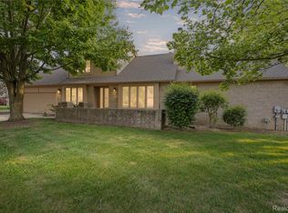 5805 Dawn Ridge Dr, Troy, MI 48098