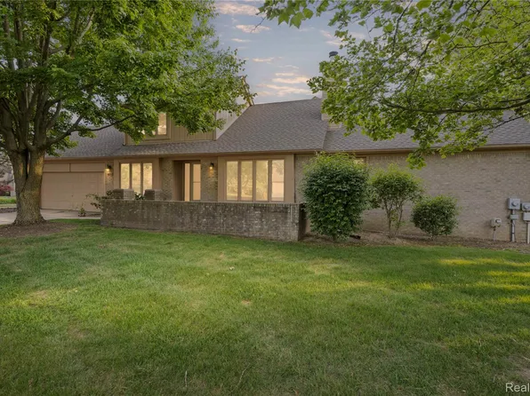 5805 Dawn Ridge Dr, Troy, MI 48098