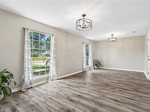 5th image of 412 Water Oak Ln