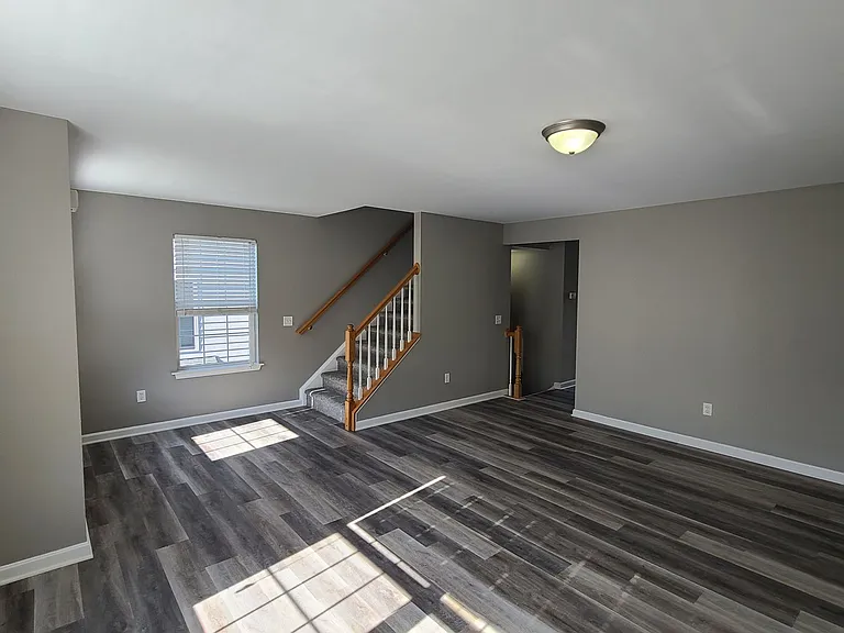 230 Crown Ct — Photo 3
