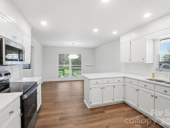 5th image of 4437 Lake Shore Rd N