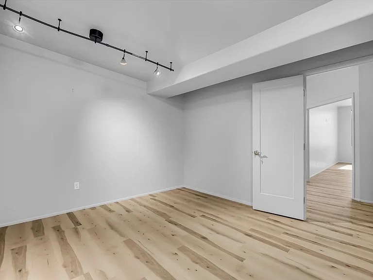 Riverside Suites — Photo 40