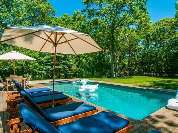 https://photos.zillowstatic.com/fp/4ede6672119bdd96c2cae90b5f377e61-p_e.webp