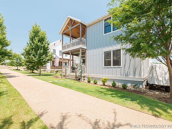 2nd image of 50 Center Ln N