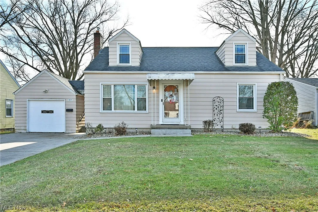 1571 Lynn Ave photo 1