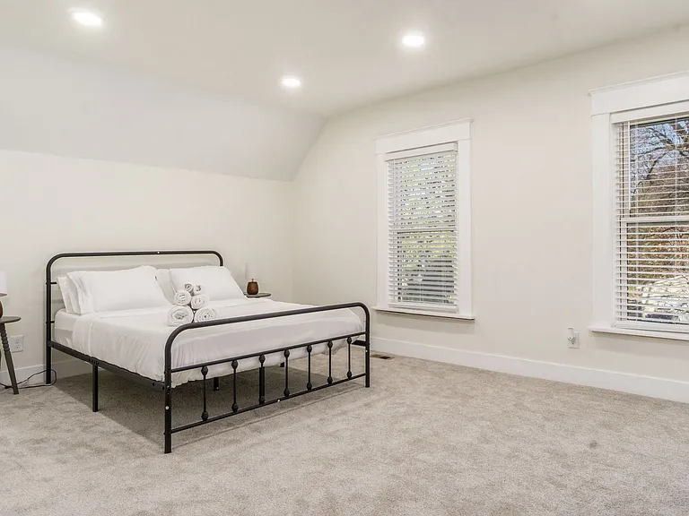 16 Montrose Ave — Photo 30