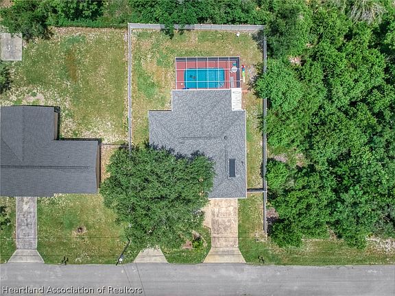 3rd image of 302 Lotus Ave