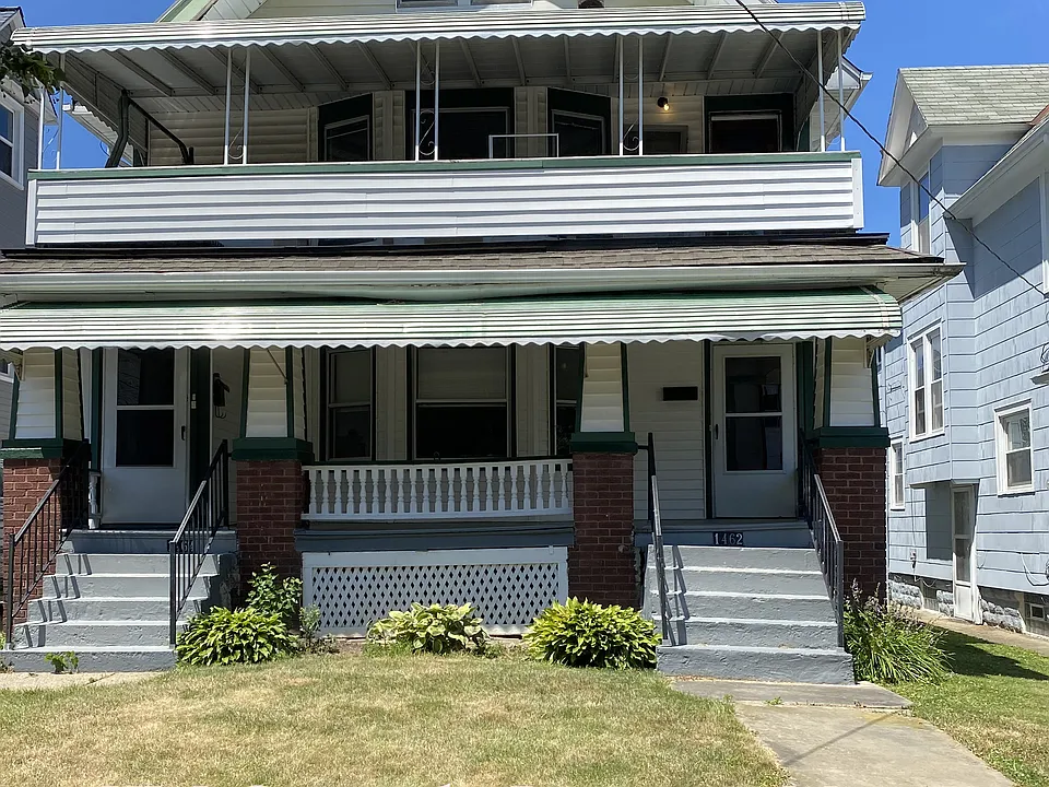 Spacious 4 bedroom 2 bath up duplex in Lakewood