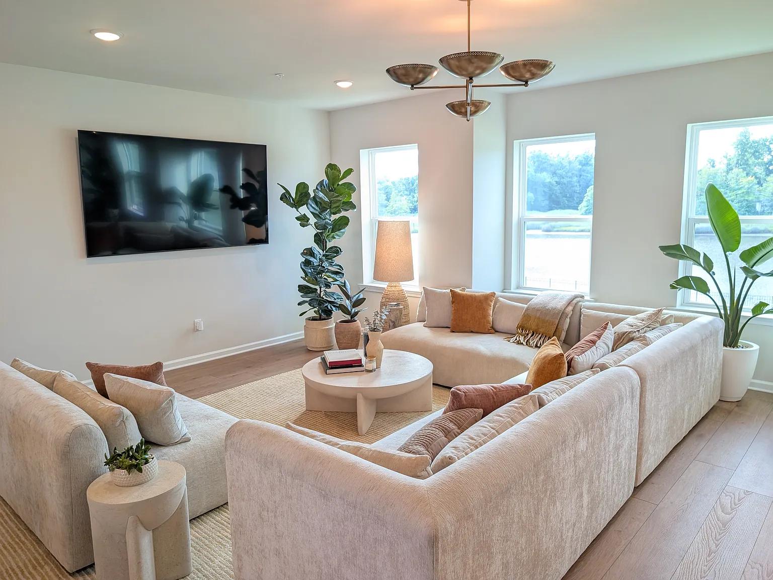 4 bed, 3.5 bath, 2500 sqft, $10,000 — Photo 1