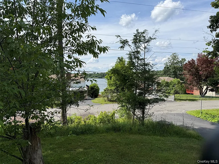 180 Winston Dr — Photo 2