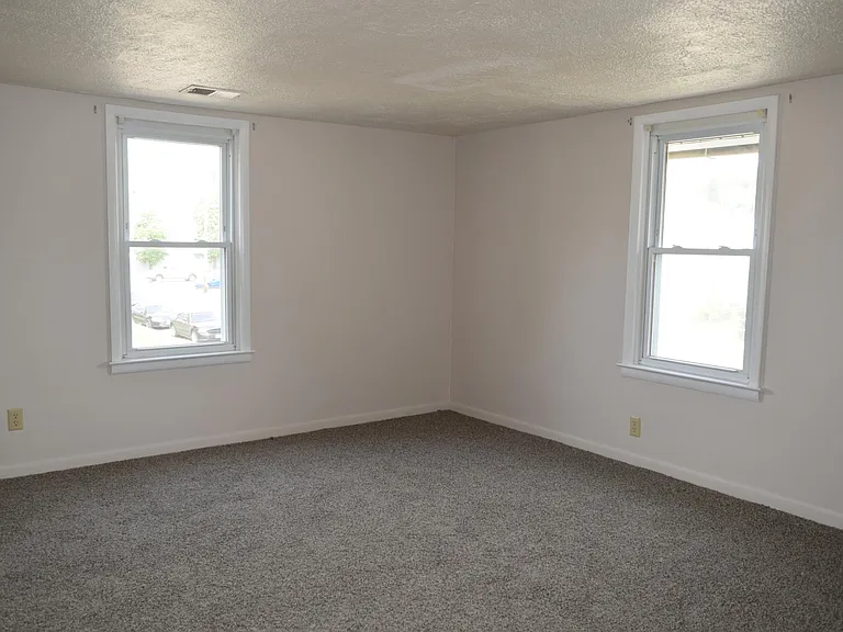 332 1/2 Garfield Ave — Photo 4