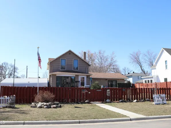 735 4th St NW, Valley City, ND 58072