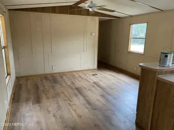 220 Mirror Lake Dr, Interlachen, FL 32148