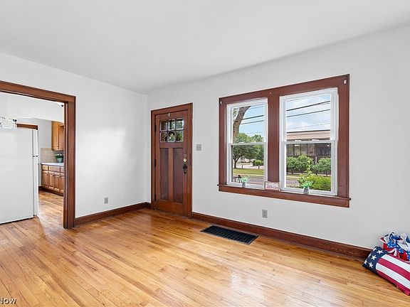 4th image of 208 5th St NE