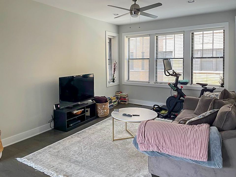 1st image of 2626 N Rockwell St #3R
