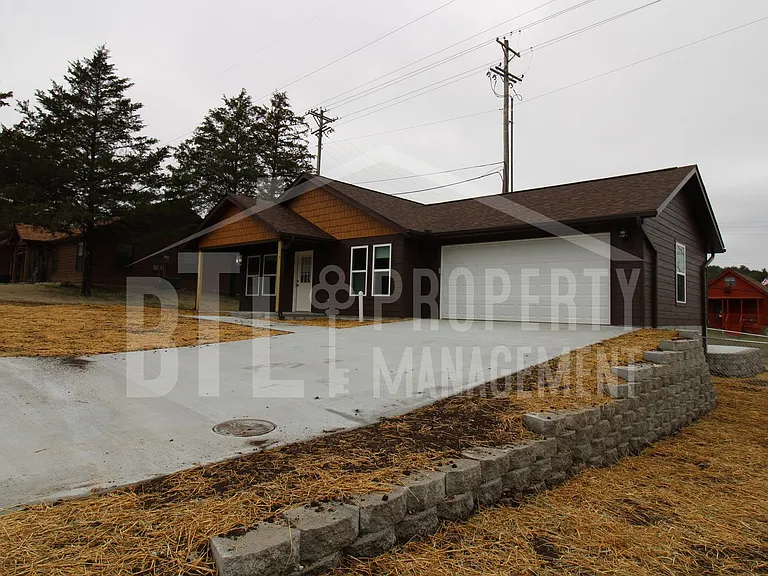 300 Valley Stream Cir — Photo 1