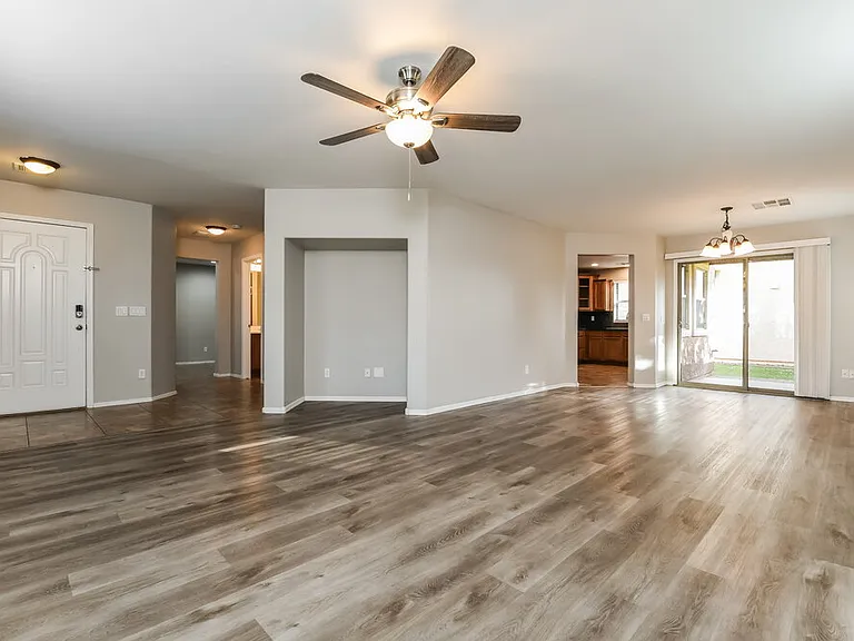 2523 E Bart St — Photo 4