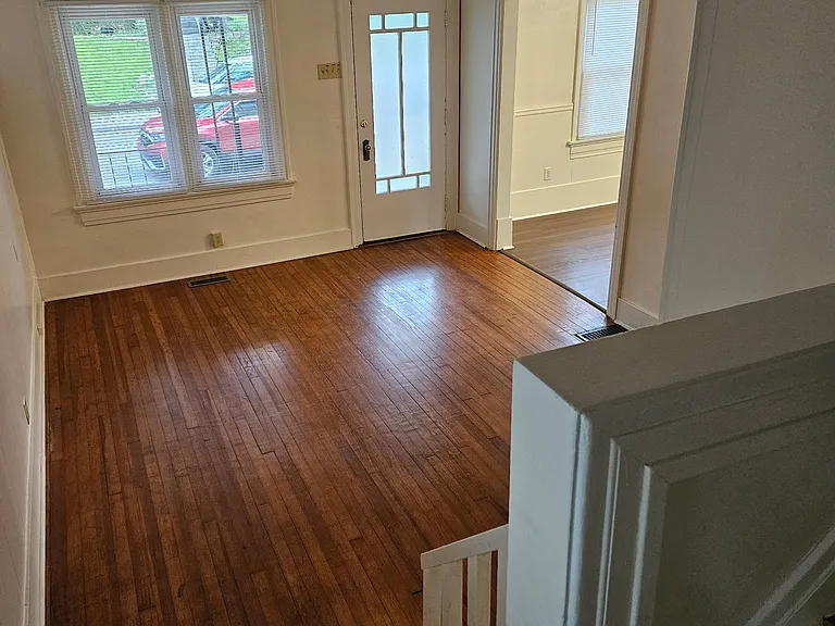 637 Creighton Ave — Photo 3