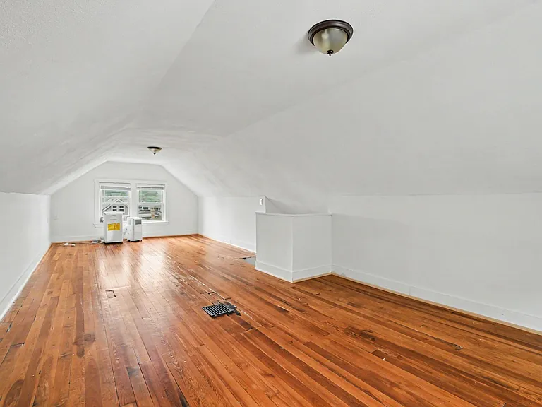 2428 Robertson Ave — Photo 17