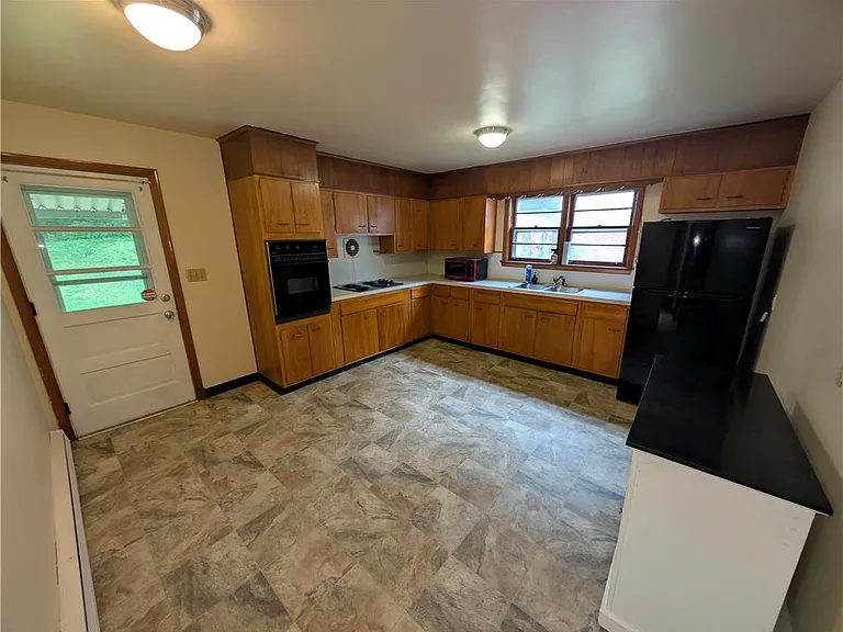 943 Moravia St — Photo 4