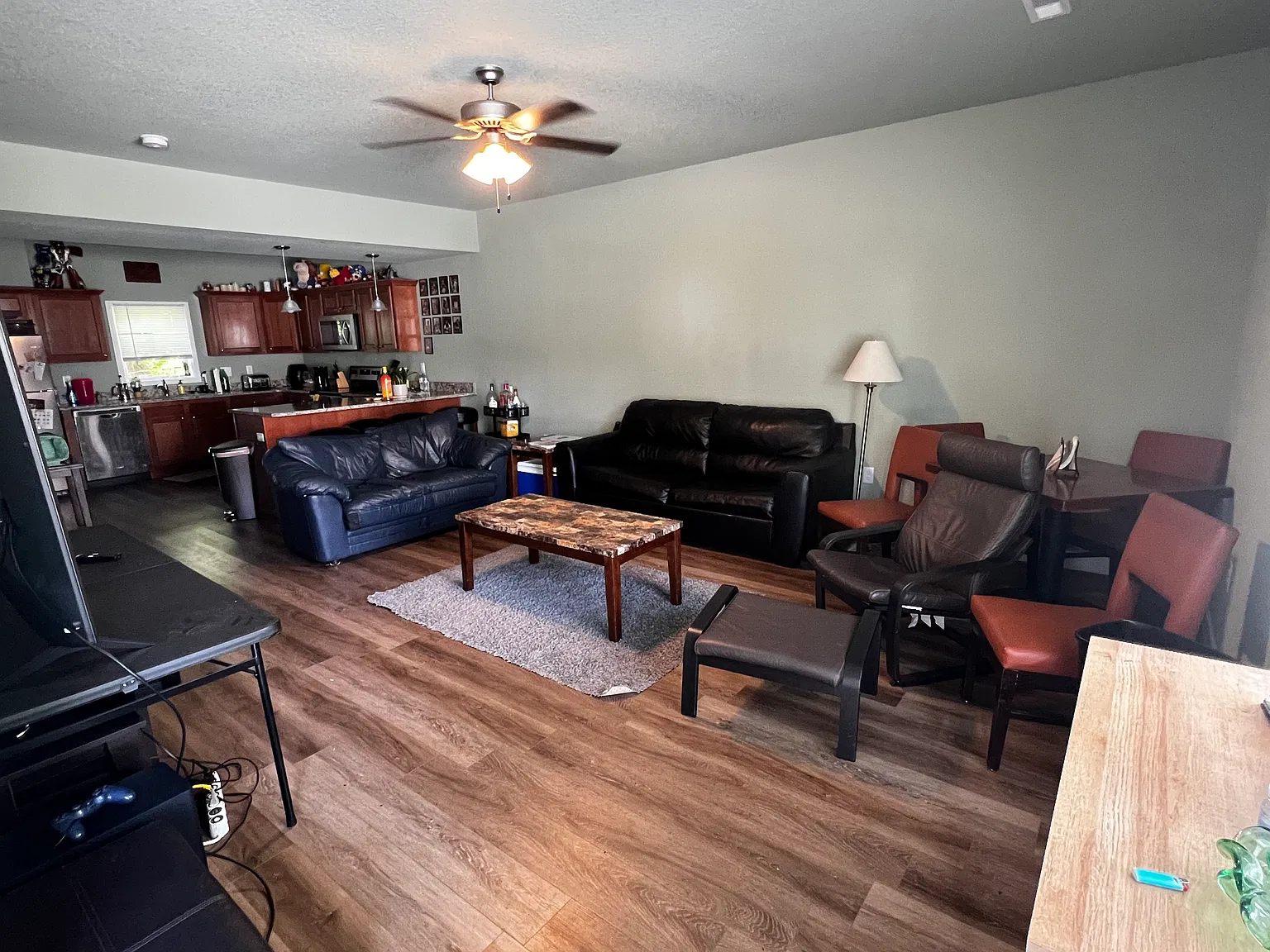 4 bed, 2500 sqft, $2,400 — Photo 3