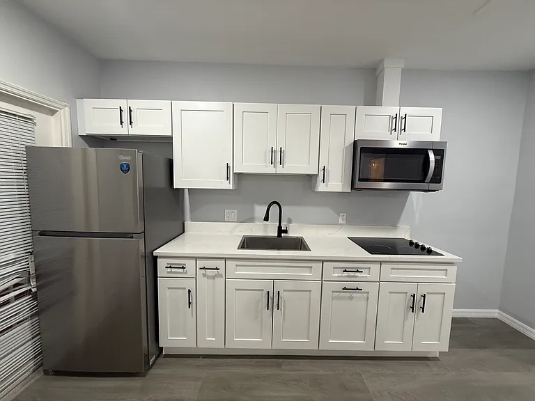 2222 Hamlin Trl — Photo 2