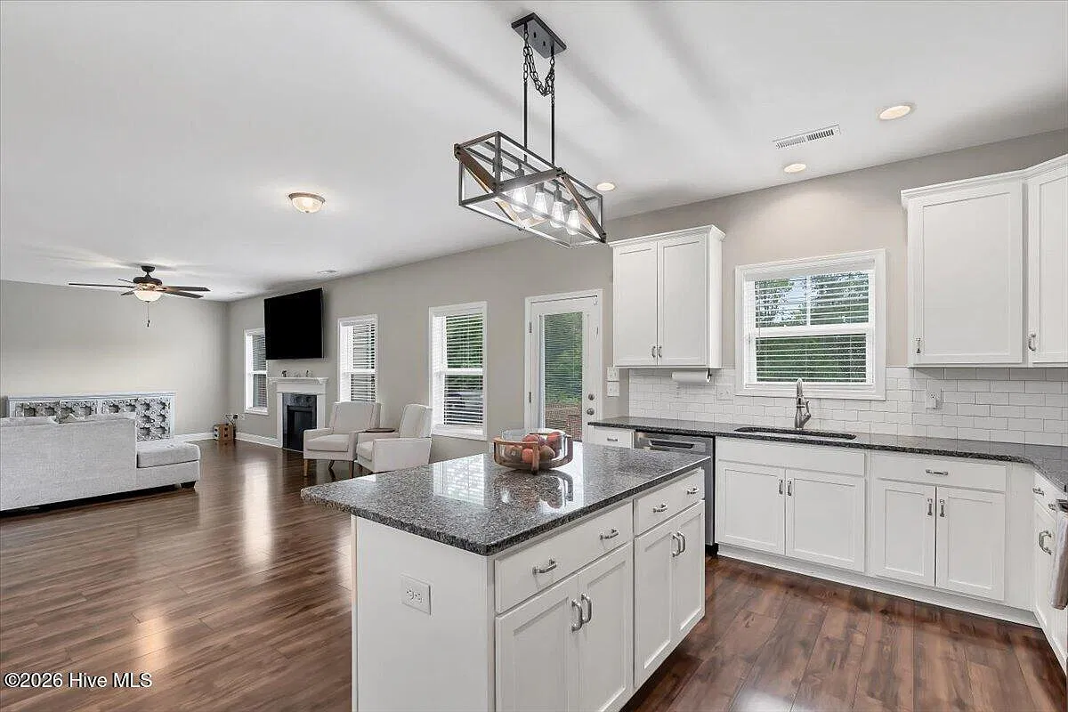 4 bed, 2.5 bath, 2300 sqft, $2,300 — Photo 3