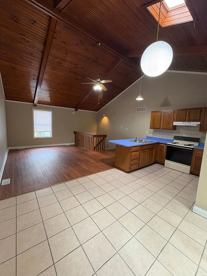 1136 Dale Drive — Photo 1