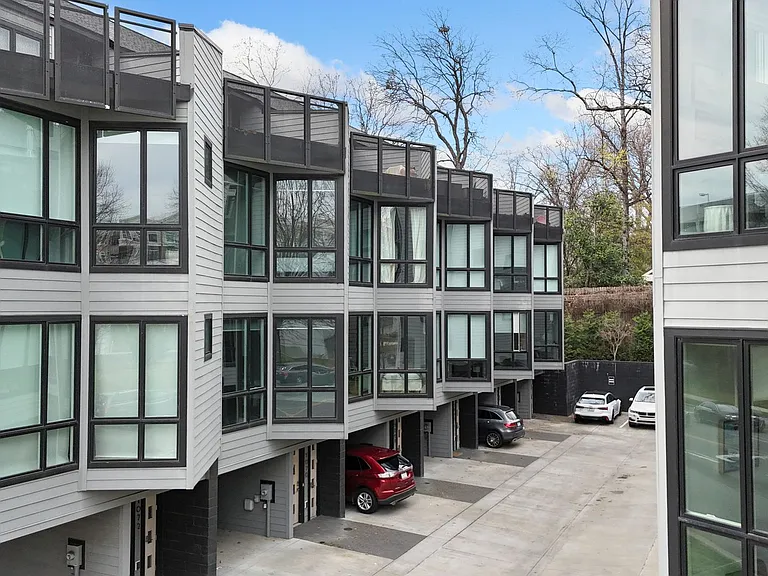 1070 Kenilworth Ave — Photo 32