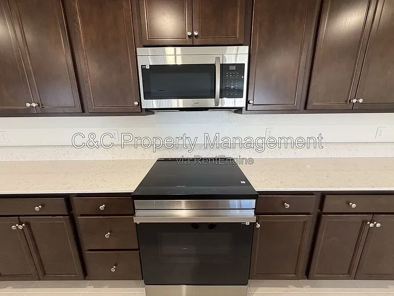 2208 S Helm Ave — Photo 4