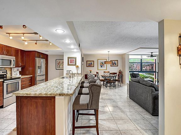 2nd image of 2455 Lindell Boulevard #3208