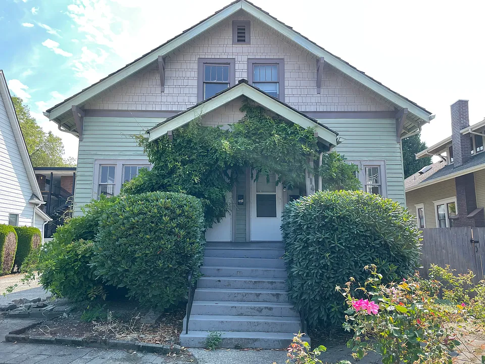 114 Wells Ave S