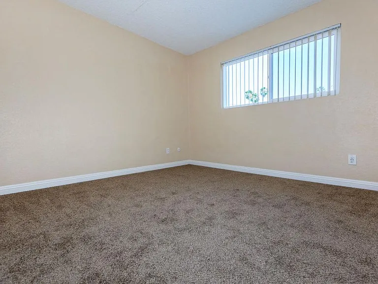 Dorado Plaza Apartments — Photo 28