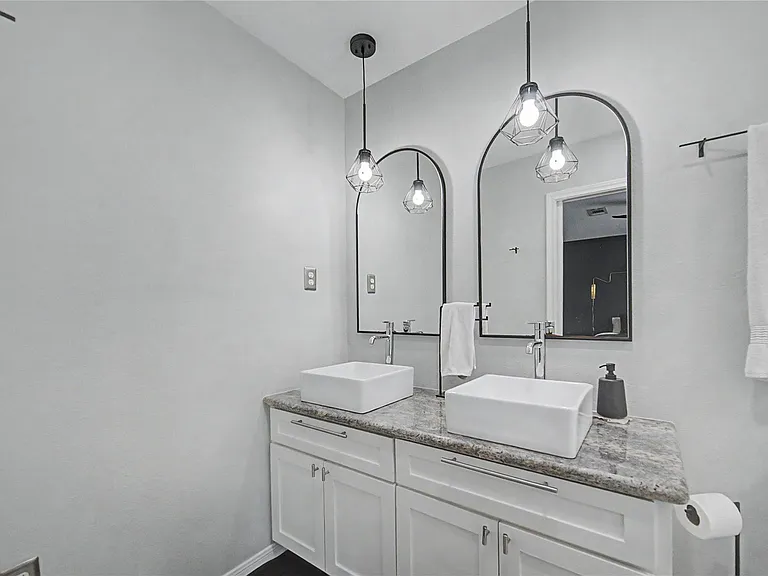 1104 Buckner St — Photo 24
