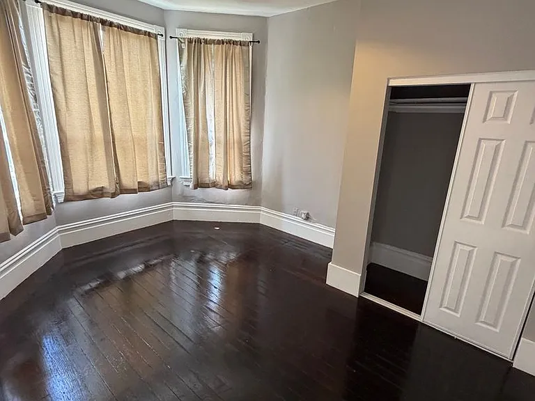3259-3261 Louise St — Photo 6