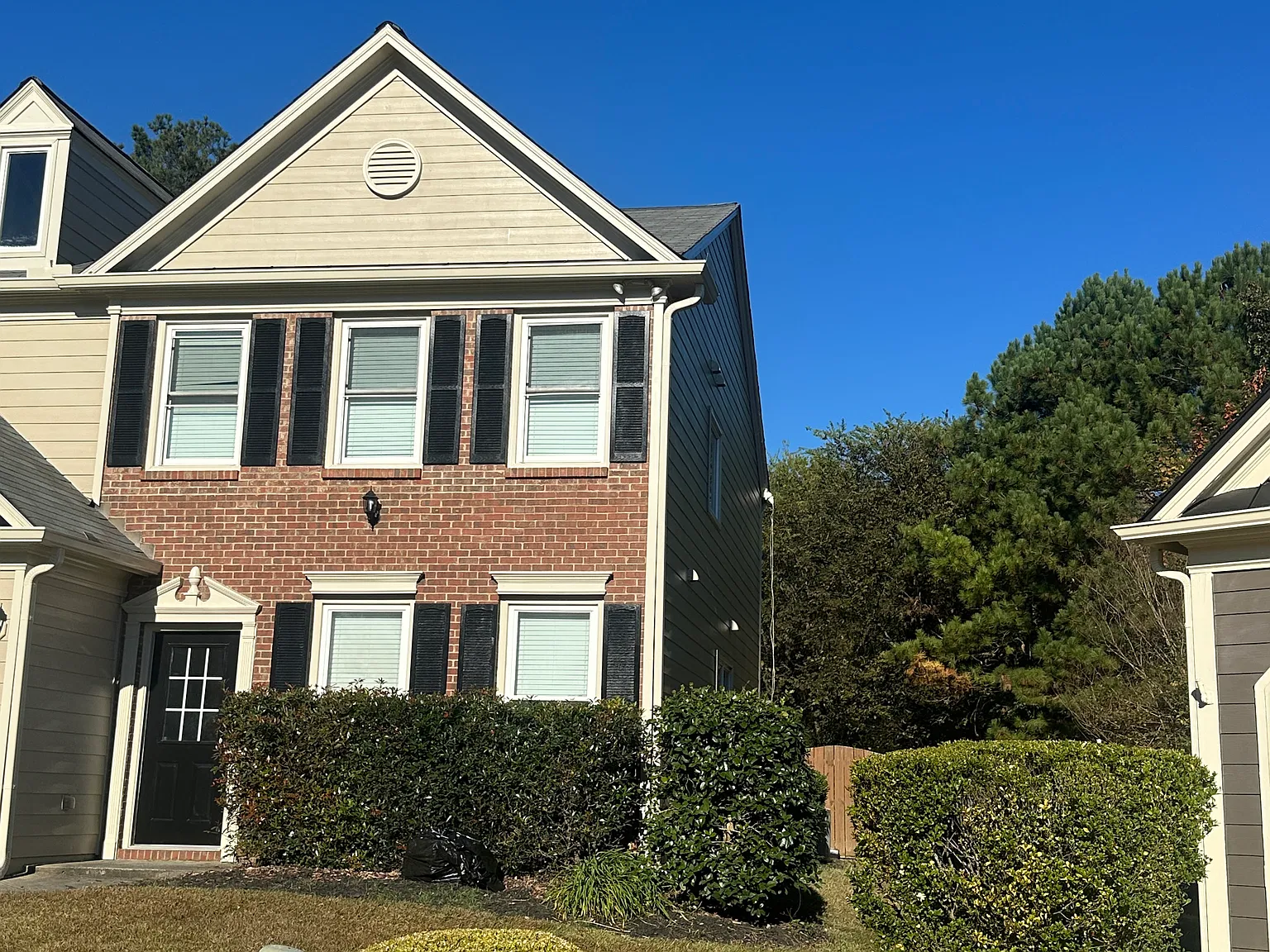 3 bed, 2.5 bath, 2100 sqft, $2,400 — Photo 2