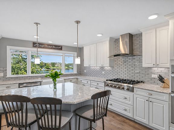 2nd image of 512 Bay Rd