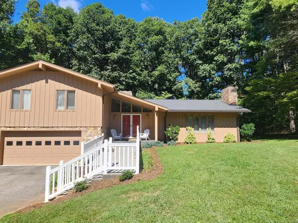 320 Cromwell Dr, Rocky Mount, VA 24151