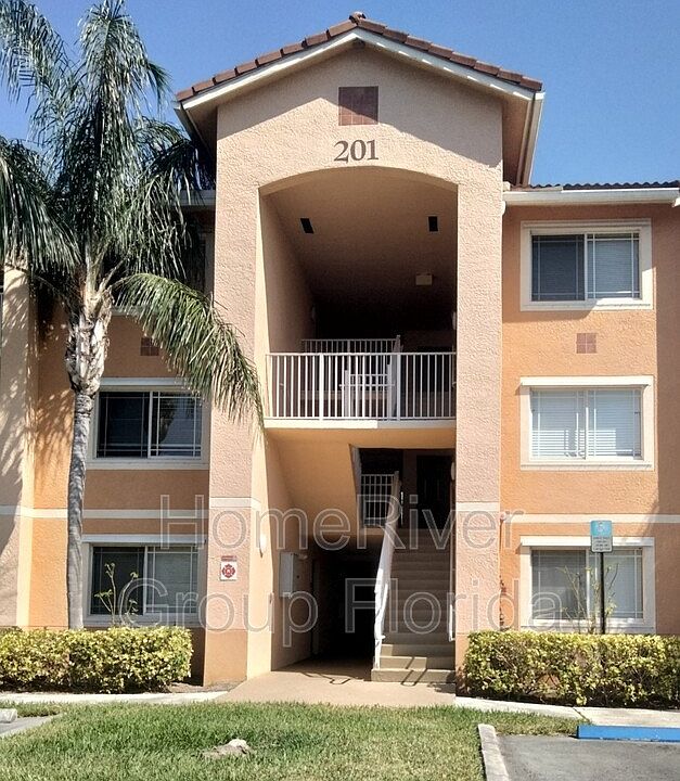 1st image of 201 SW Palm Dr APT 303