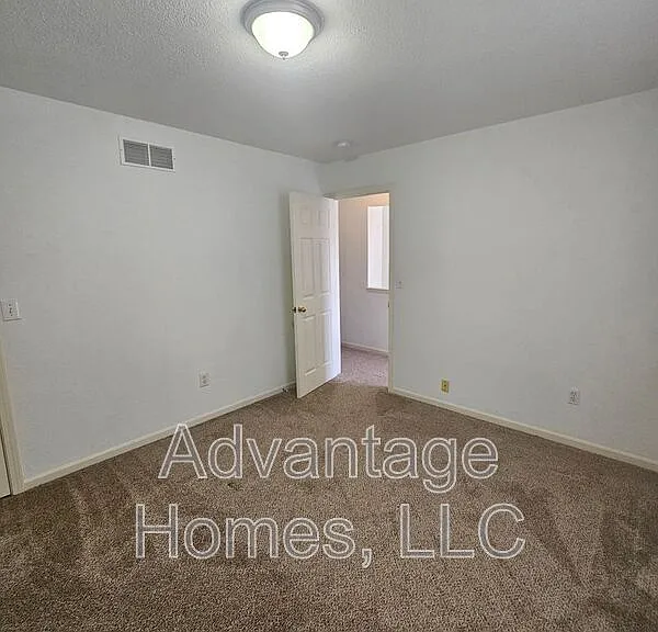 801 Johnson Cir #B — Photo 6