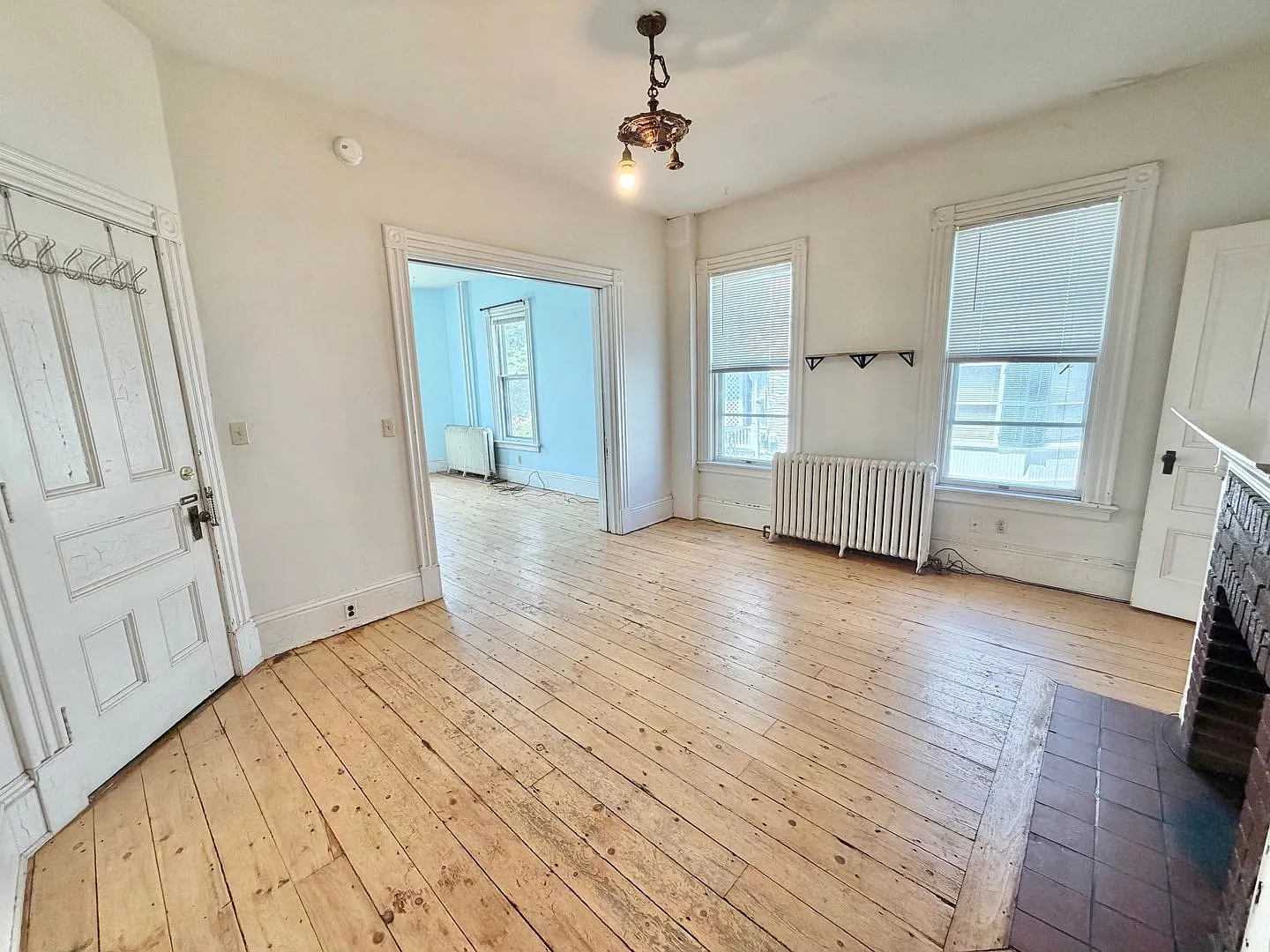 3 Bedroom Apartment In Burlington Vt Available Now! Heat Included + Coin Opp Laundry + Off Street... — Photo 4