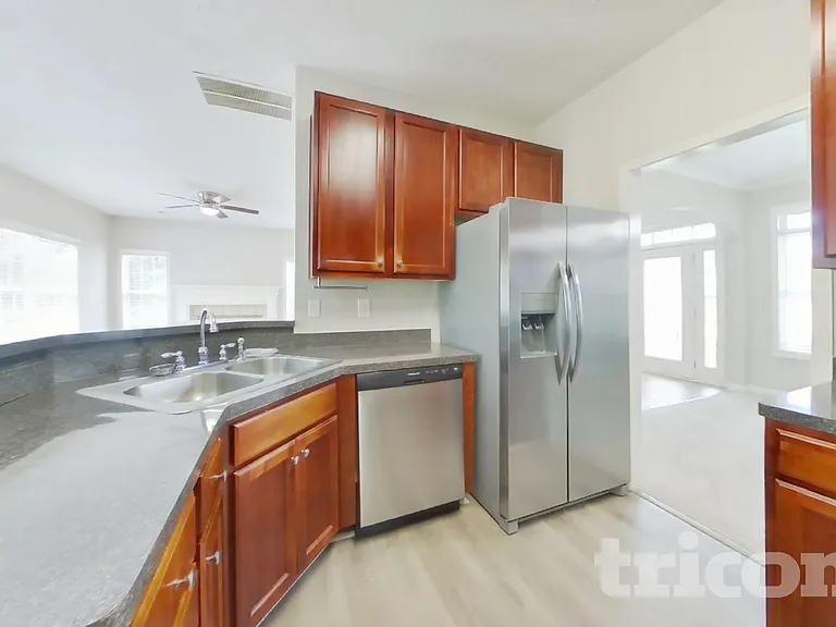 585 Chastleton Dr — Photo 6