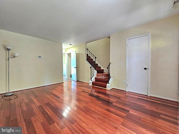 3rd image of 8561 Southlawn Ct