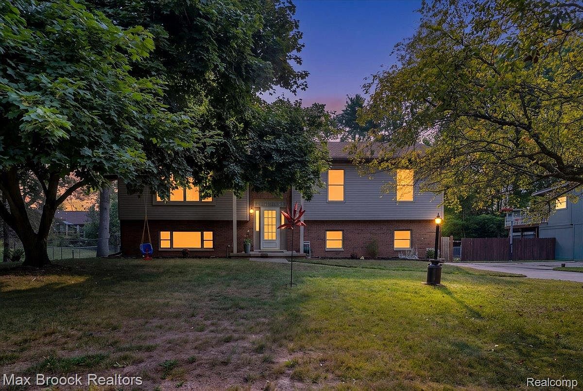 1753 Weymouth St, West Bloomfield, MI 48324