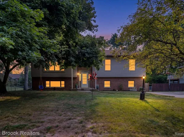 1753 Weymouth St, West Bloomfield, MI 48324