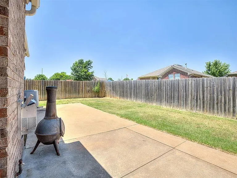 2505 Black Oaks Cir — Photo 24